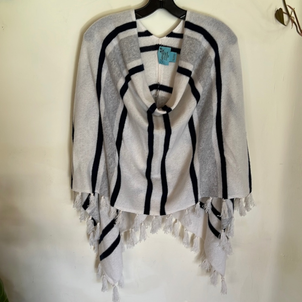 - Beautiful cashmere poncho in cream, navy blue and grey. Great condition